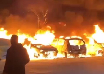 Ankara'da site bahçesinde 5 araç yandı
