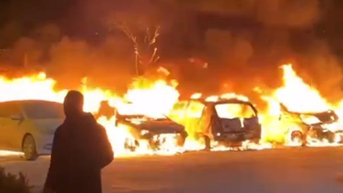 Ankara'da site bahçesinde 5 araç yandı