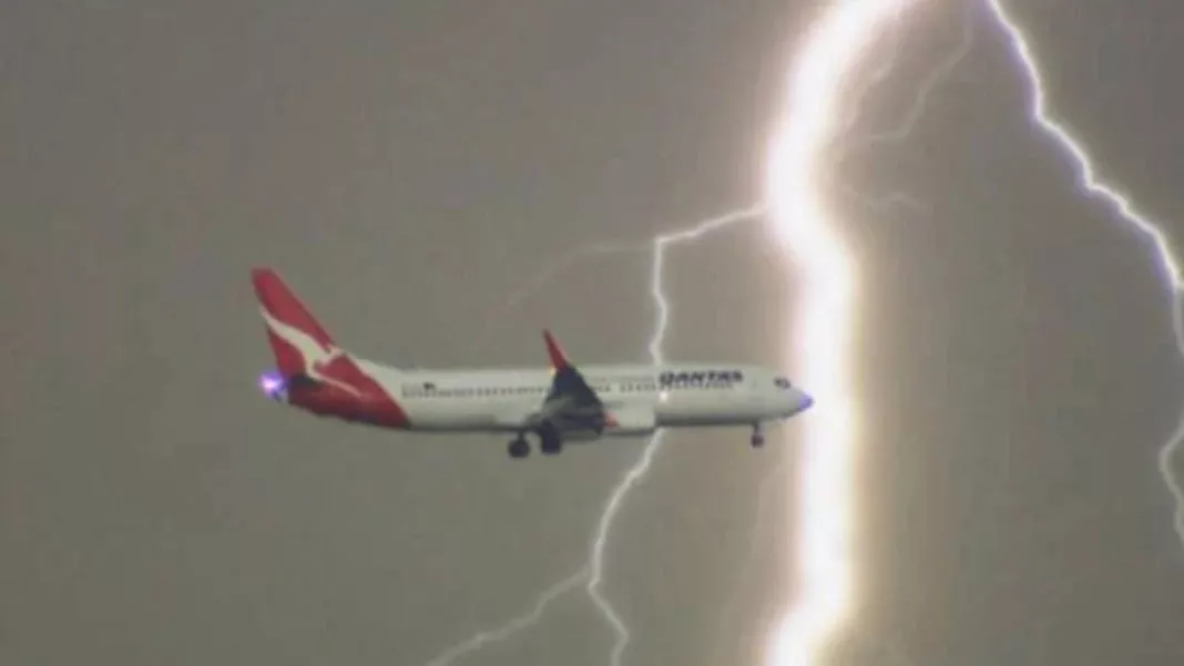 Antalya'da fırtına; uçağa yıldırım isabet etti