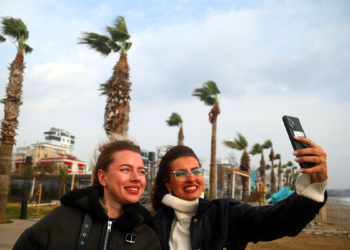 Antalya'da kuvvetli fırtına etkili oluyor