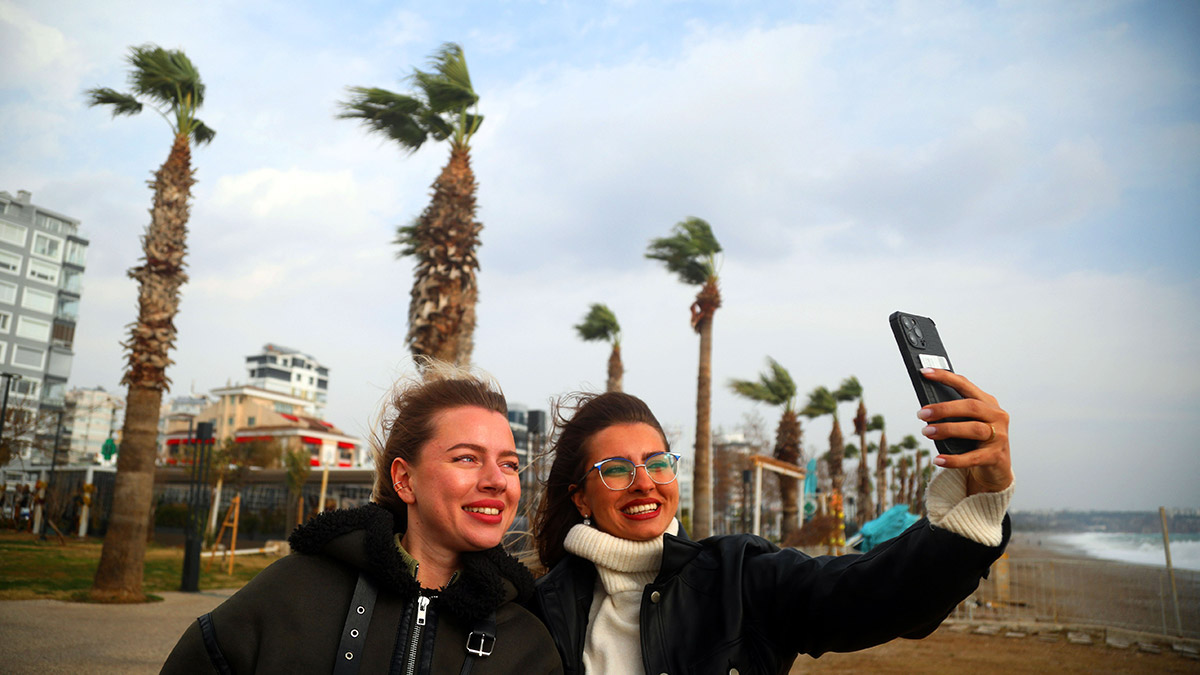 Antalya'da kuvvetli fırtına etkili oluyor