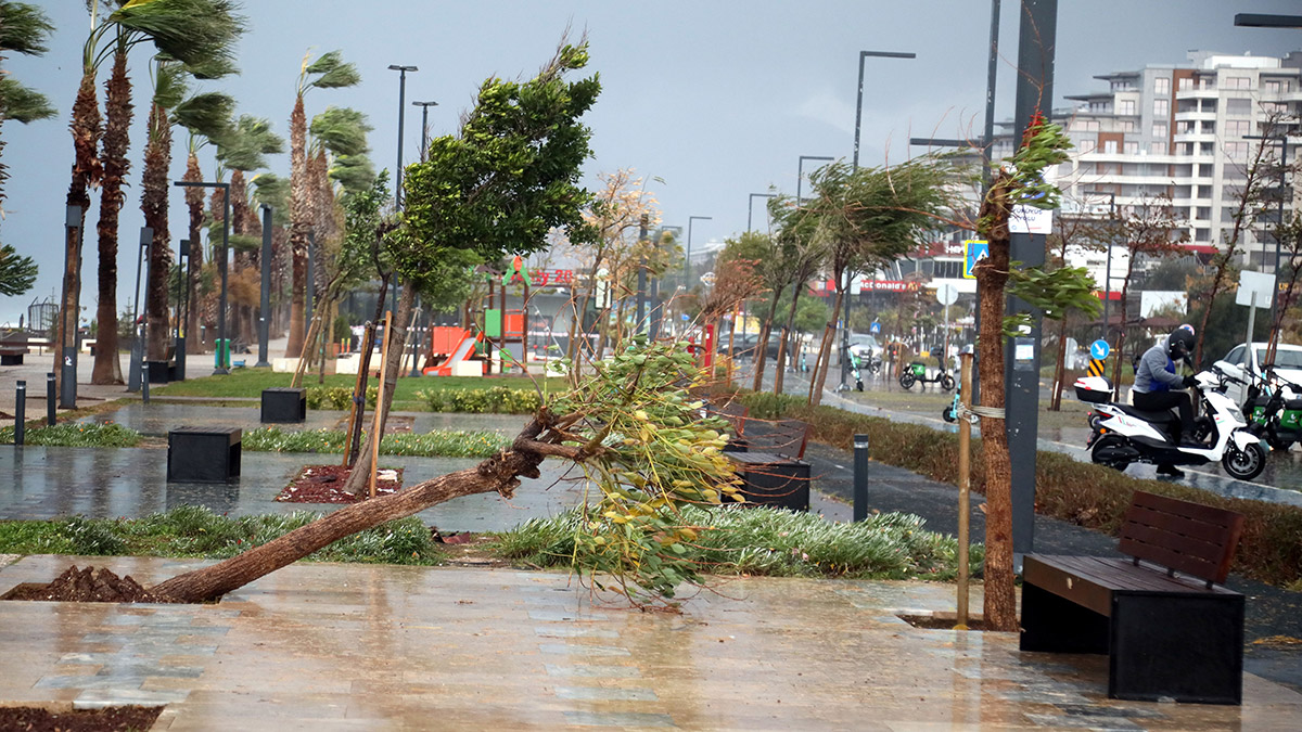 Antalya'da yağmur ve fırtına, hayatı felç etti