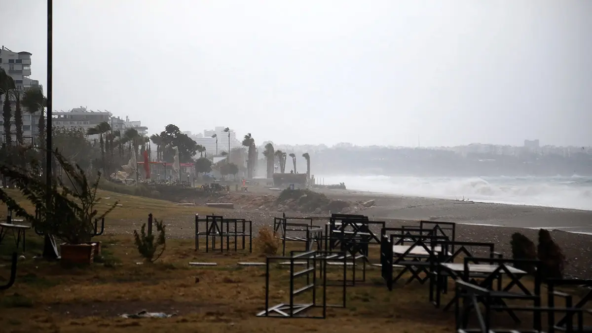Antalya'da yağmur ve fırtına, hayatı olumsuz etkiledi. Şehrin birçok noktasında ağaçlar devrildi. Konyaaltı sahilindeki plaj işletmelerinin şemsiyeleri yırtıldı, ışıklı direkler devrildi. 5-6 metreye ulaşan dalgaları izlemek isteyenler sahile akın etti.
