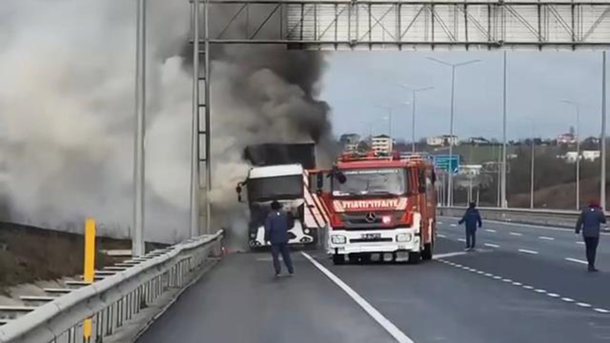 Arnavutköy'de kargo yüklü kamyon alev alev yandı