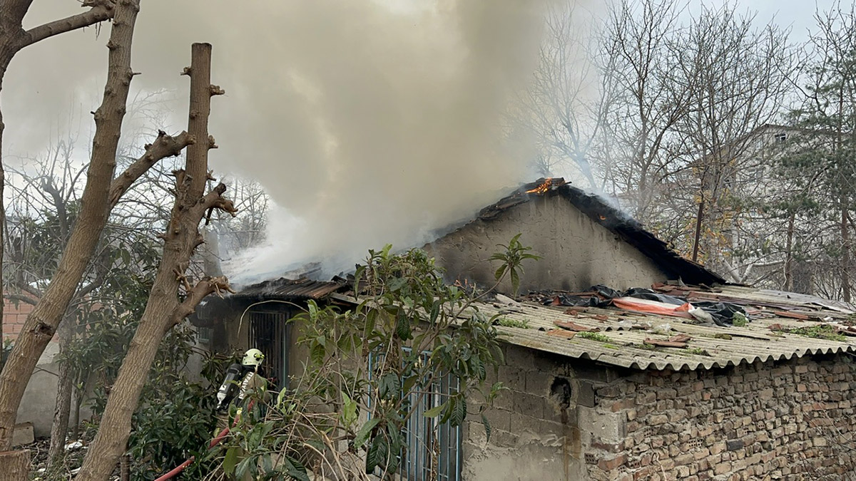 Ataşehir'de gecekondu yangını