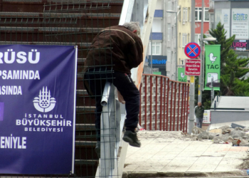 Avcılar'da kapatılan üst geçitten tehlikeli geçiş