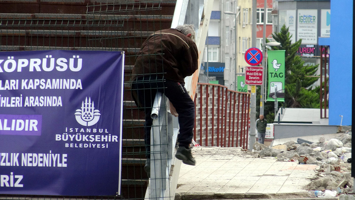 Avcılar'da kapatılan üst geçitten tehlikeli geçiş