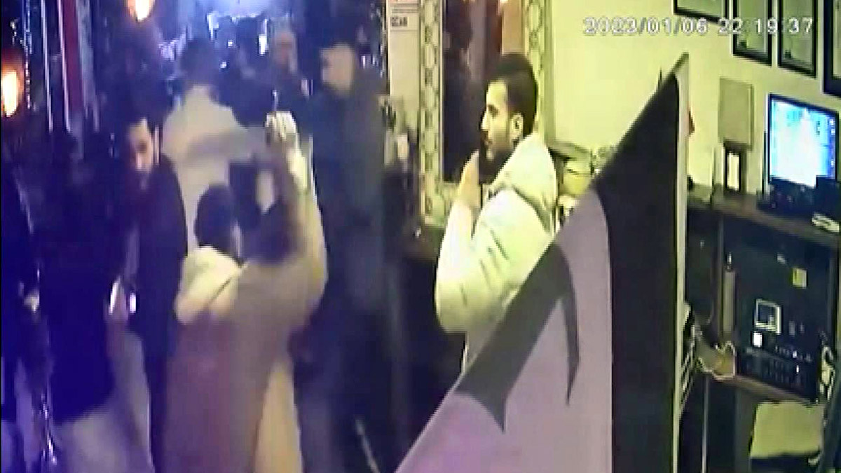 Avcılar'da restoran müdürüne palayla saldırdılar