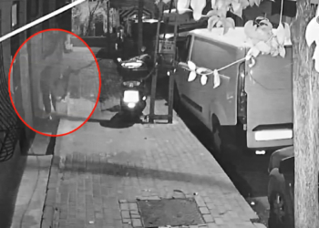 Bağcılar'da binanın kundaklanması kamerada