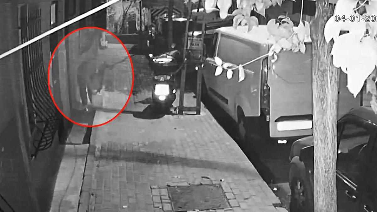 Bağcılar'da binanın kundaklanması kamerada