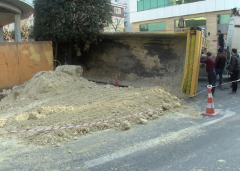 Bağcılar'da hafriyat kamyonunun damperi devrildi