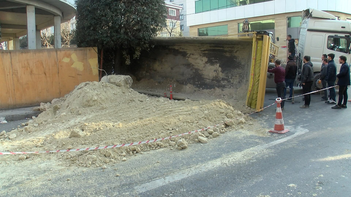 Bağcılar'da hafriyat kamyonunun damperi devrildi