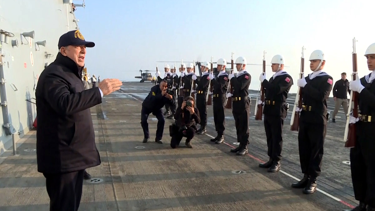 Bakan Akar'dan 'TCG Anadolu'ya ziyaret