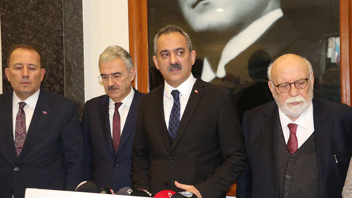 Bakan Özer: En güvenli yerler okullar