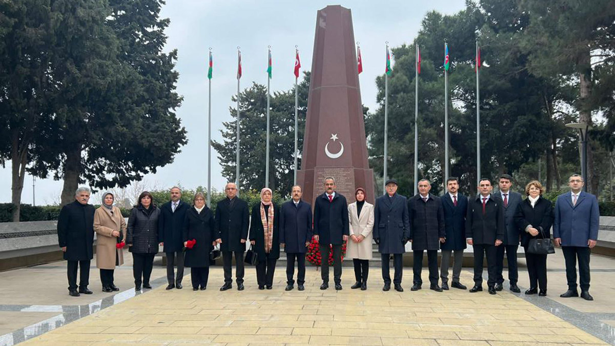 Bakan Özer'den Azerbaycan'da Türk Şehitliği’ne ziyaret