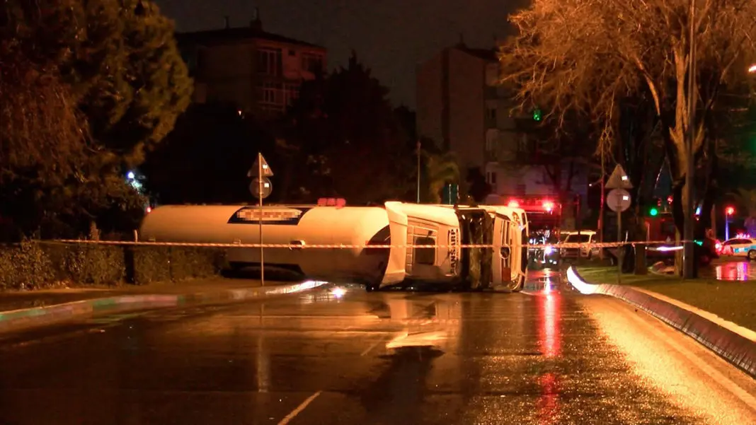 Bakırköy'de yakıt tankeri devrildi