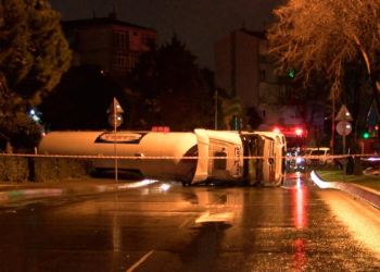 Bakırköy'de yakıt tankeri devrildi