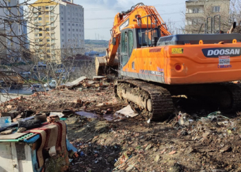 Başakşehir'deki son metruk bina da yıkıldı