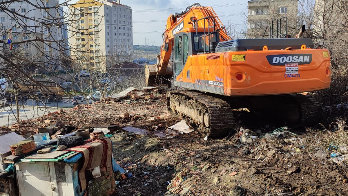 Başakşehir'deki son metruk bina da yıkıldı