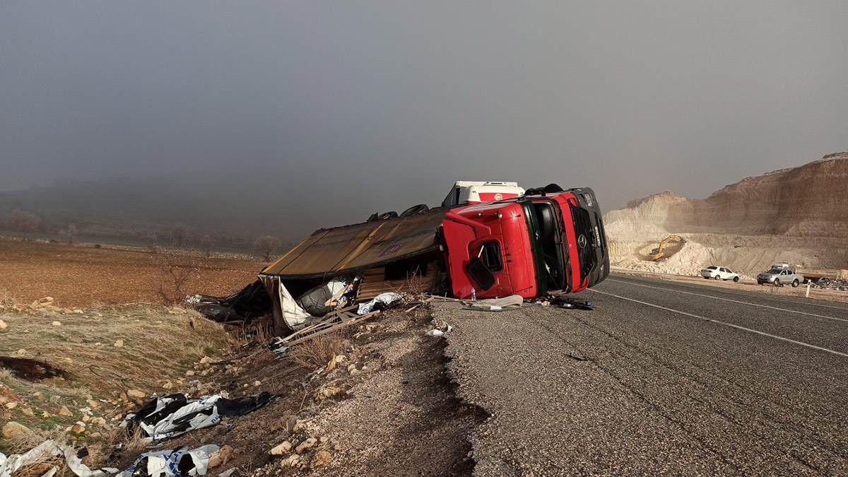 Batman'da kereste yüklü TIR devrildi; şoför yaralı