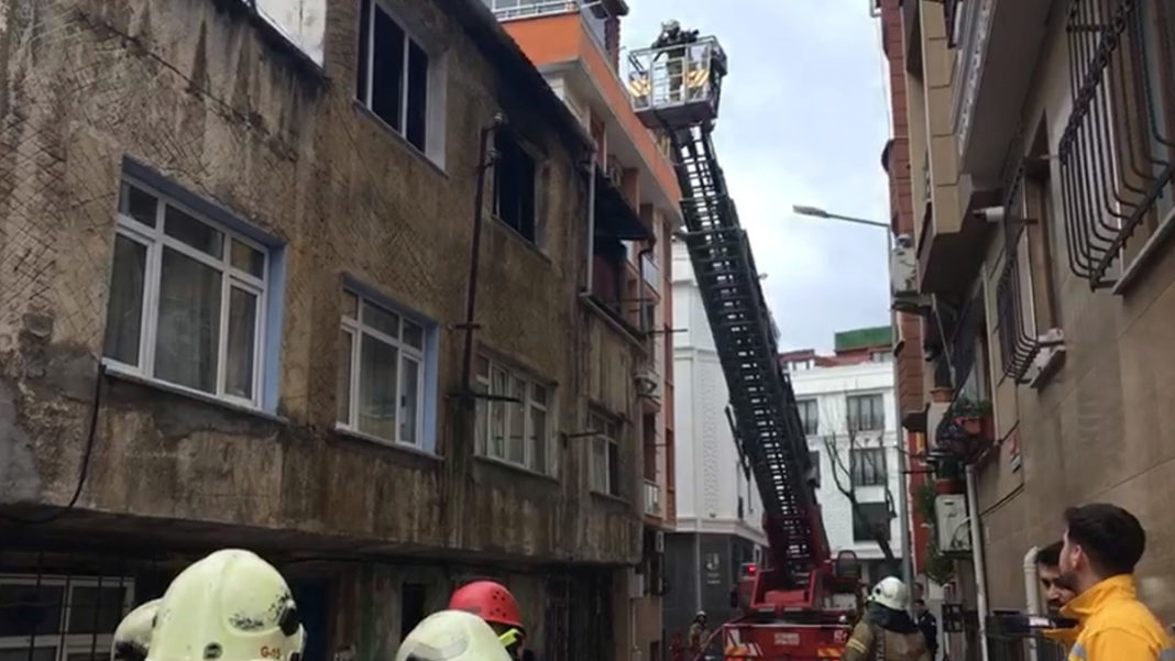 Bayrampaşa'da 2 katlı binanın 2'nci katında yangın