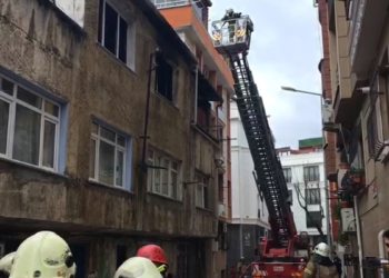 Bayrampaşa'da 2 katlı binanın 2'nci katında yangın