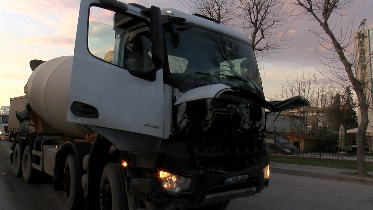 Beton mikseri minibüse çarptı: 5 yaralı