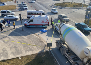 Beton mikserinin çarptığı yaya öldü