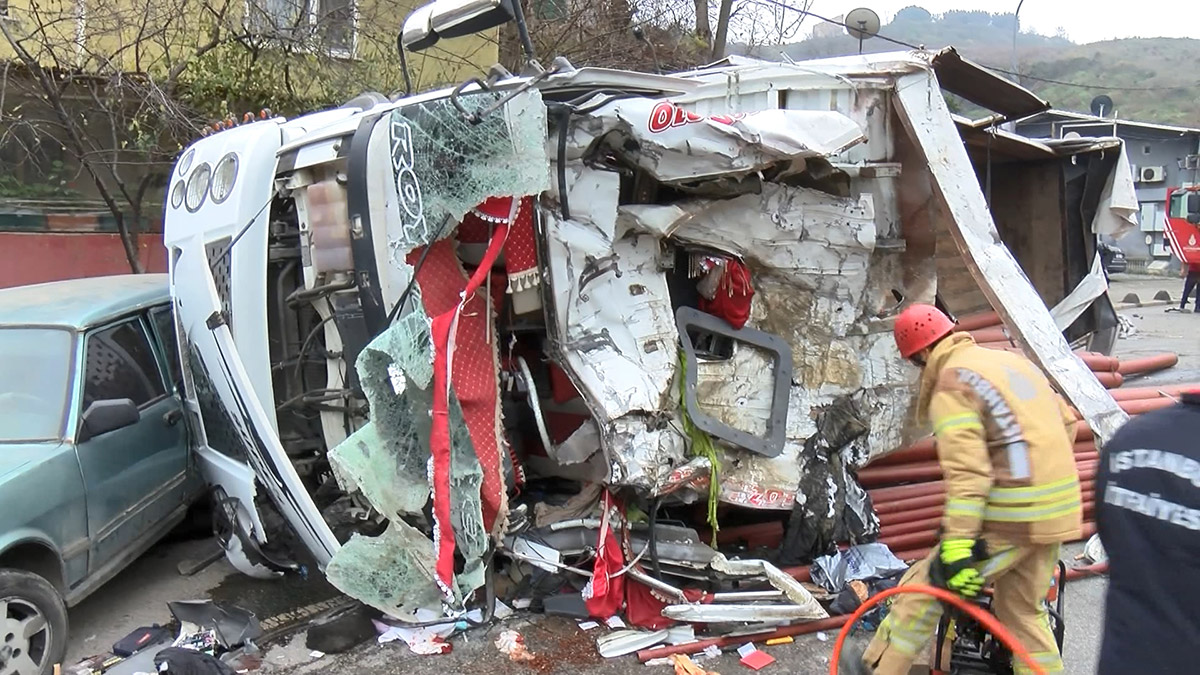 Beykoz'da bahçe duvarına çarpan kamyon devrildi