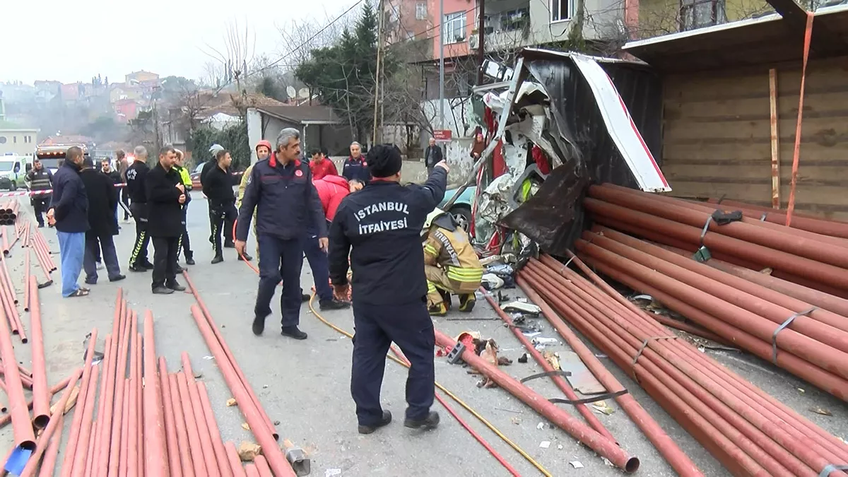 Beykozda bahce duvarina carpan kamyon devrildir - yaşam - haberton