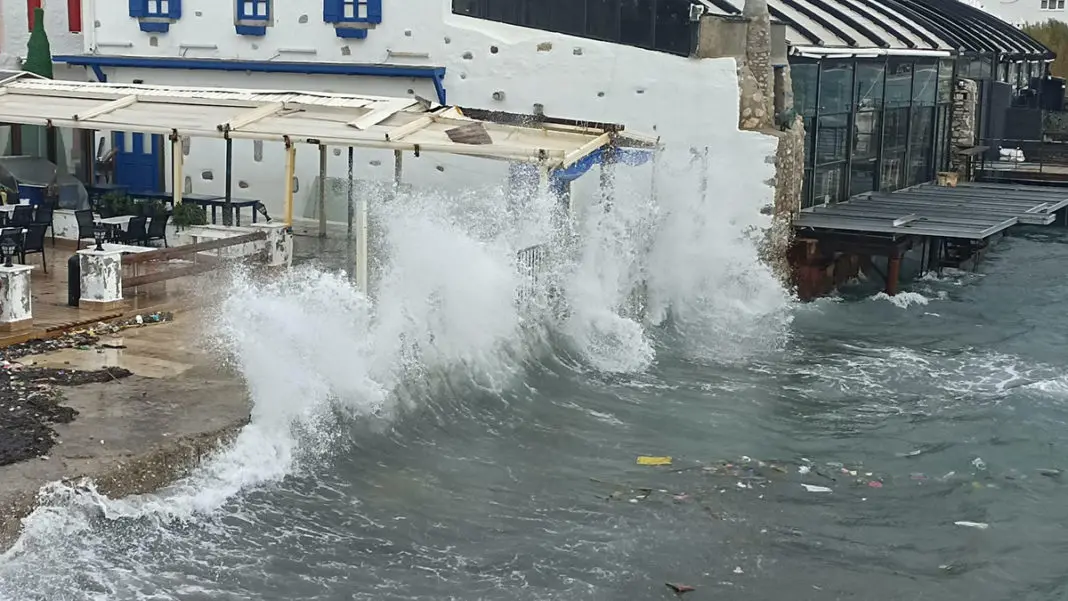 Bodrum'da fırtına; dalgaların boyu 3 metreye aştı
