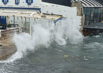 Bodrum'da fırtına; dalgaların boyu 3 metreye aştı