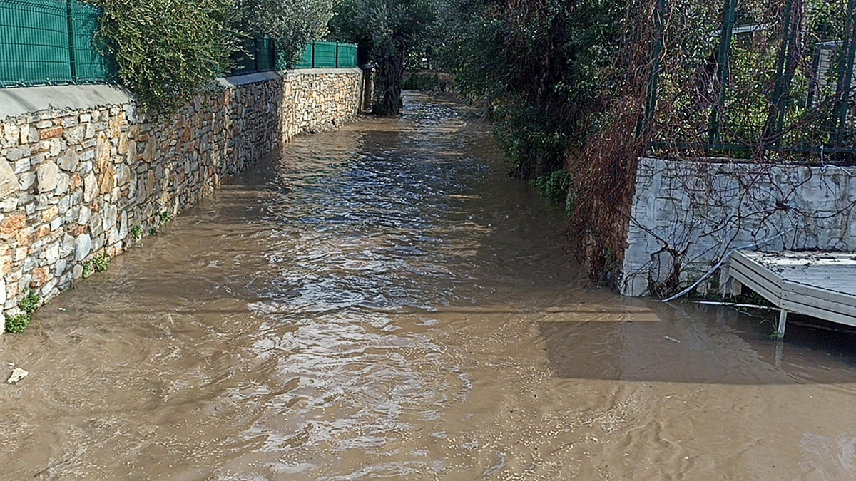 Bodrum'da sağanak yağmur etkili oldu