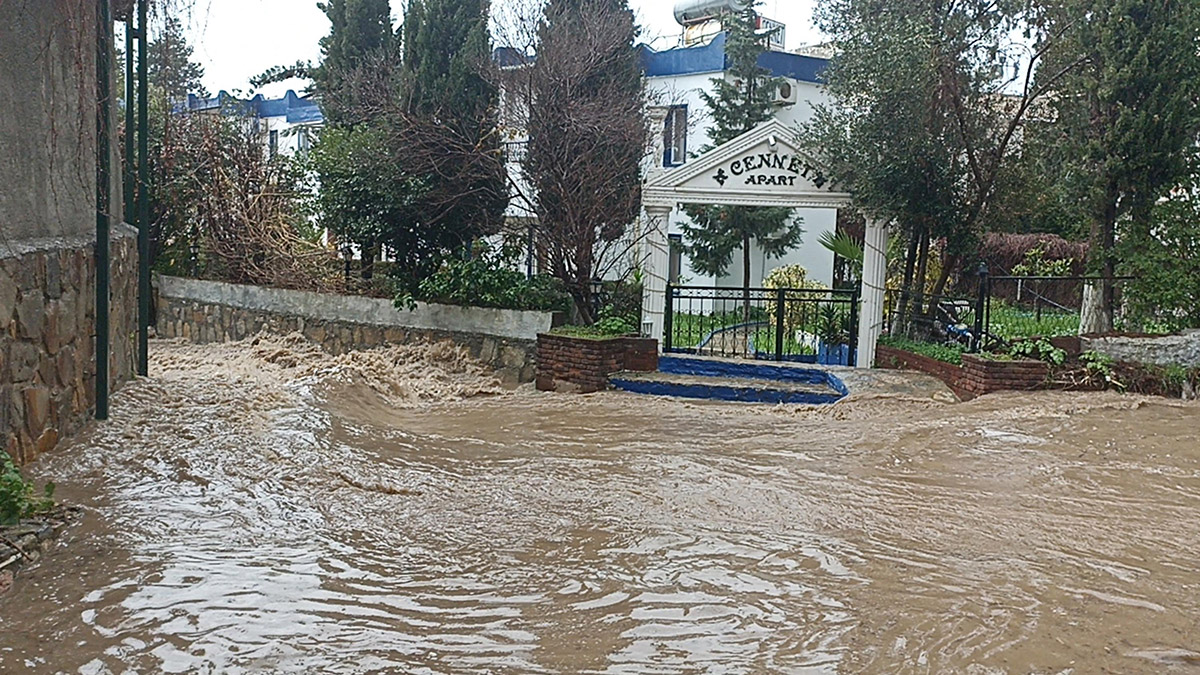 Bodrum'da sağanak; yollar göle döndü