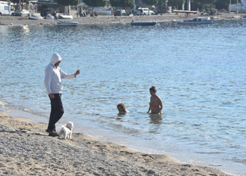 Bodrum'da yerli turistler denize girdi