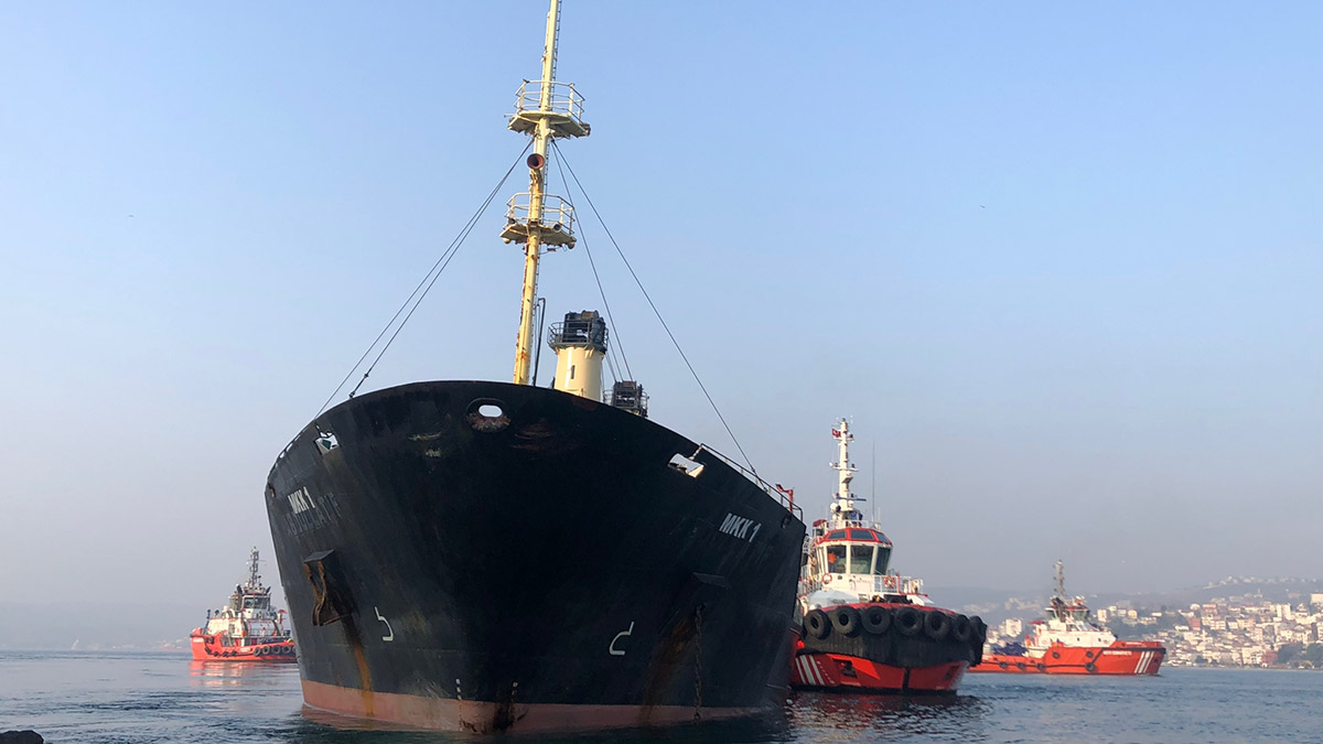 Boğaz'da karaya oturan gemi hareket ettirildi