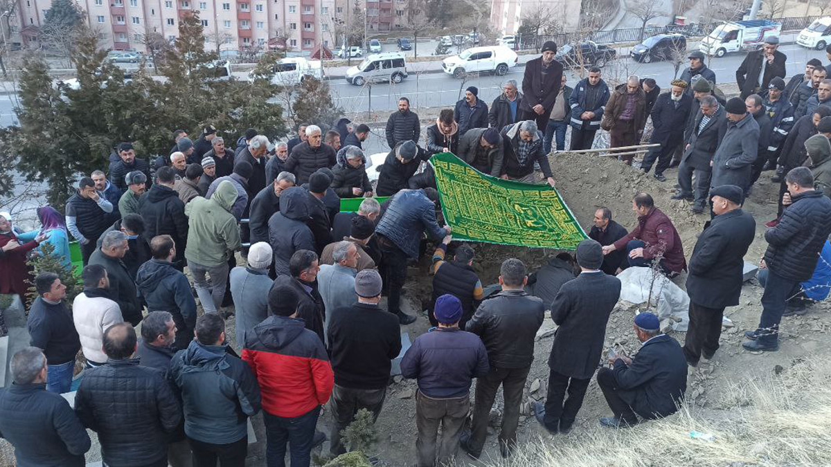 Boğazı kesik cesedi bulunan kadın toprağa verildi