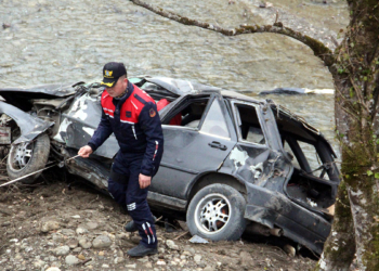 Bolu'da otomobil dere yatağına uçtu: 5 yaralı