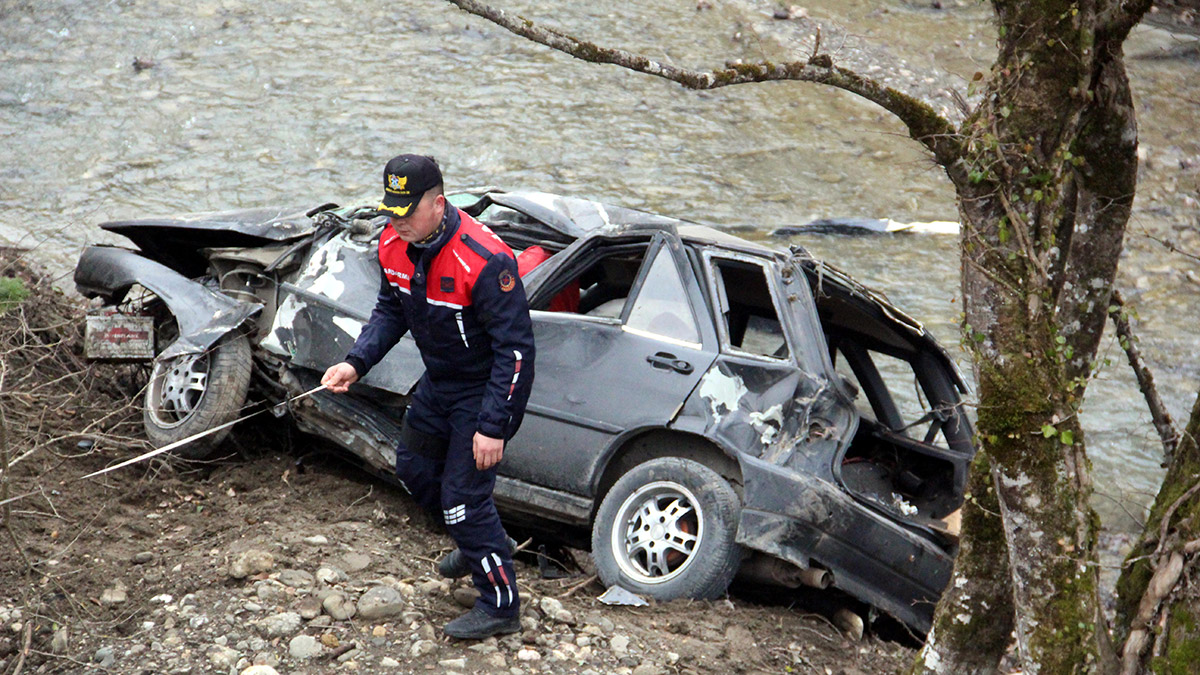 Bolu'da otomobil dere yatağına uçtu: 5 yaralı