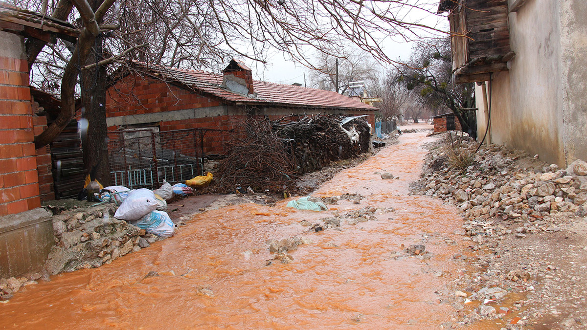 Burdur'da şiddetli yağış; evler su altında kaldı