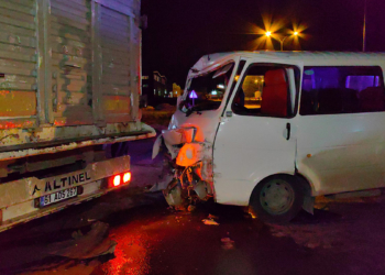 Bursa'da işçi servisi ile TIR çarpıştı: 6 yaralı