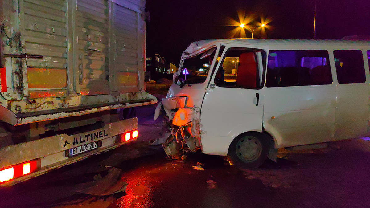 Bursa'da işçi servisi ile TIR çarpıştı: 6 yaralı