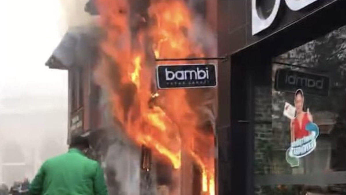 Bursa'da işyeri yangını; 3 tarihi bina zarar gördü