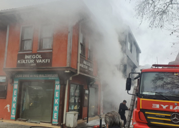 Bursa'da işyeri yangını; 3 tarihi bina zarar gördü