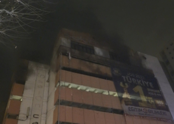 Bursa'da otoparkta yangın; 3 otomobil zarar gördü