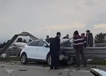 Bursa'da refüje çarpan otomobile bariyer saplandı