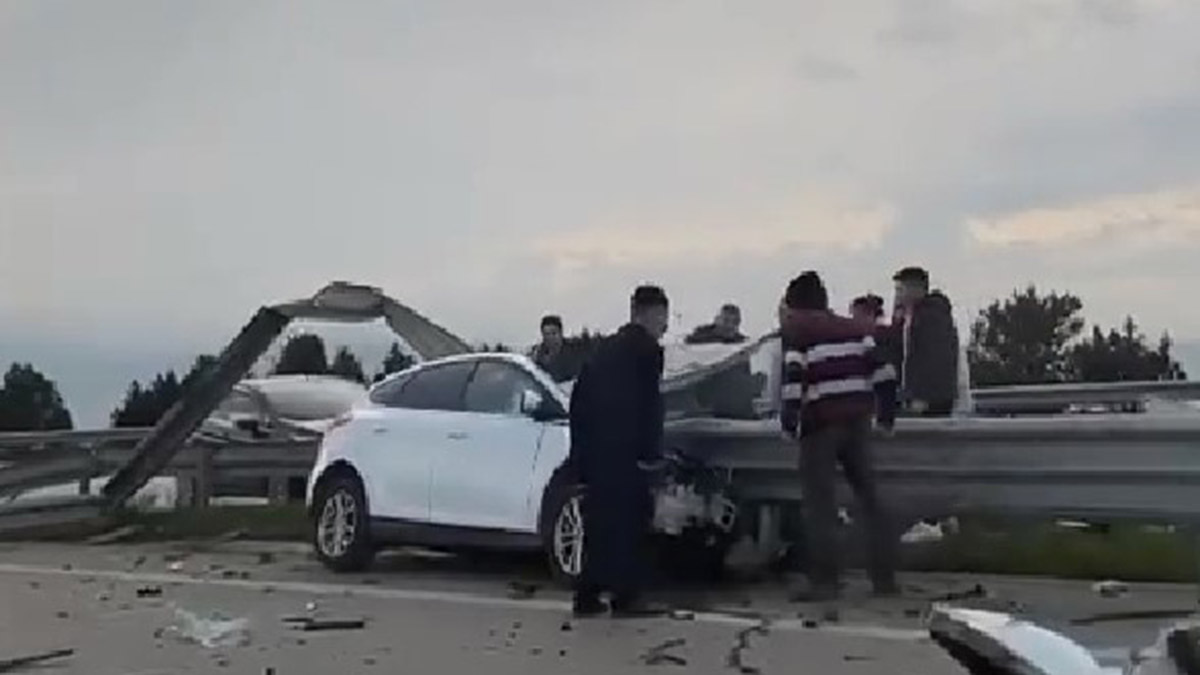 Bursa'da refüje çarpan otomobile bariyer saplandı