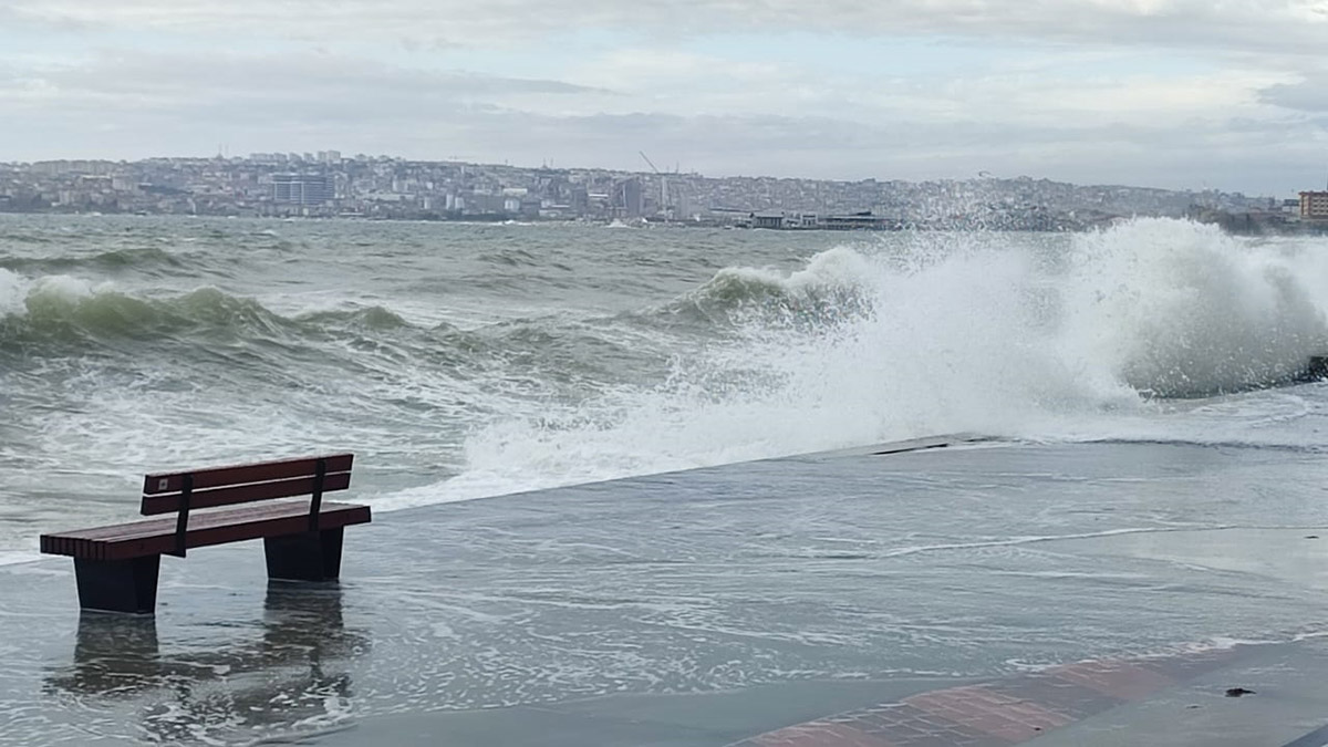 Büyükçekmece'de dev dalgalar kamerada
