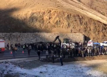 Buzlanan yolda minibüs ters döndü: 12 yaralı