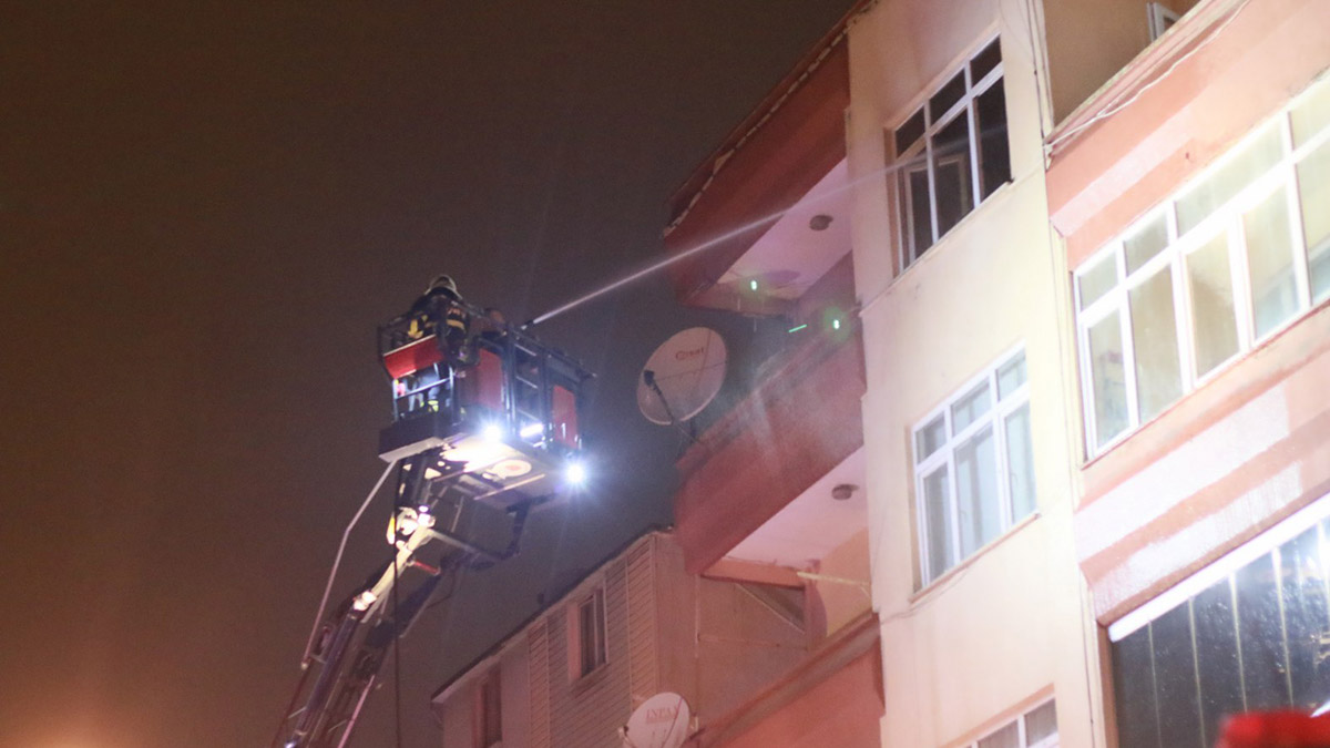 Çakmakla oynayan çocuk yangına neden oldu